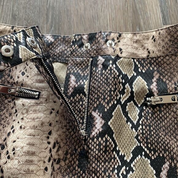 I Am Gia mini skirt faux snakeskin with zipper detailing sz xs - Picture 4 of 9